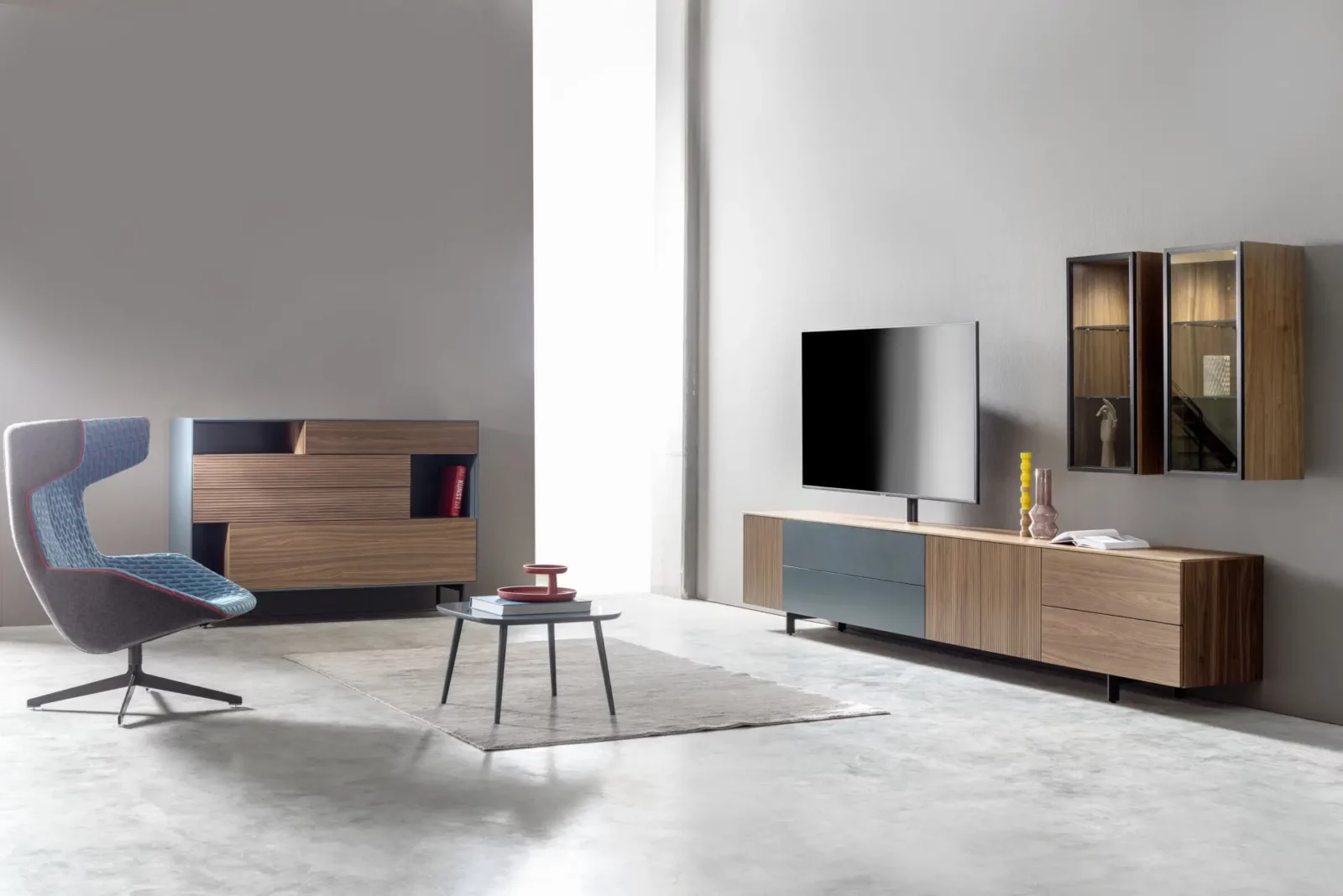TV-Möbel Nubo 059 in Holzoptik mit blauer Schublade und Glasvitrine.
