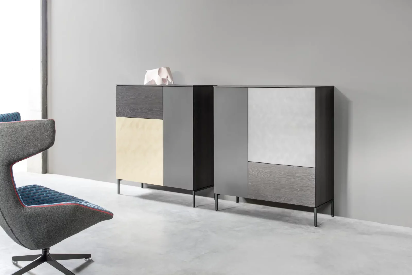 Nubo 067 Sideboard in dunklem Holz mit farbigen Fronten.