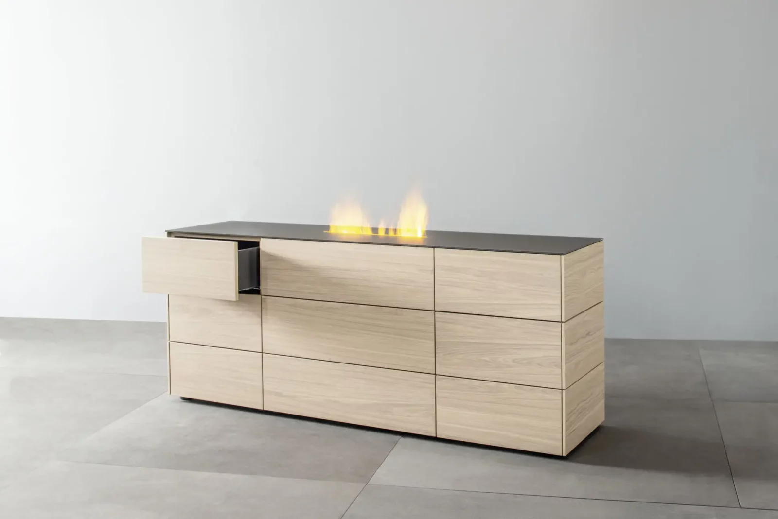Nubo 073 Sideboard mit hellem Holzfurnier und integriertem Kamin.