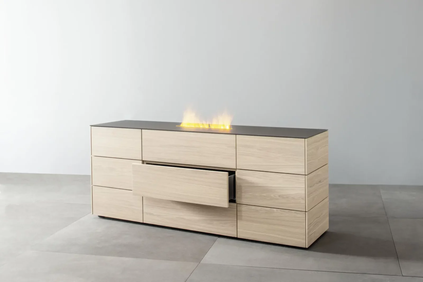 Sideboard Nubo 074 aus hellem Holz mit integriertem Kamin.
