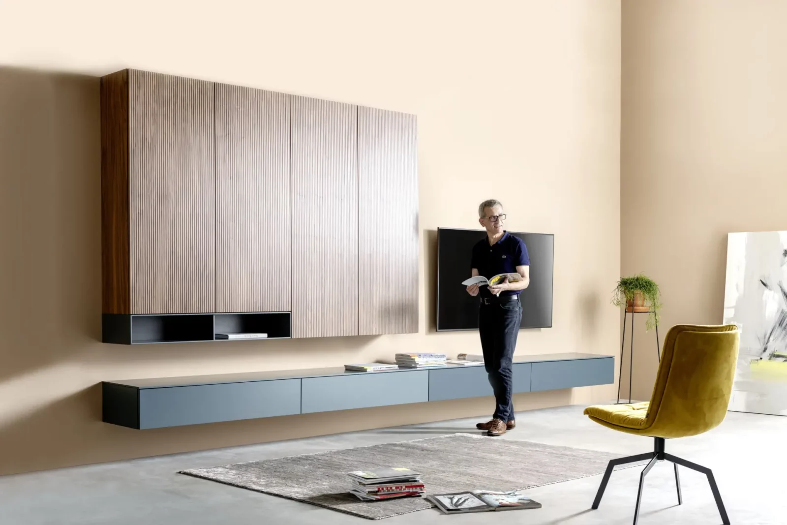Wandregal Nubo 086, Holzoptik, mit blauen Schubladen und offenen Fächern.