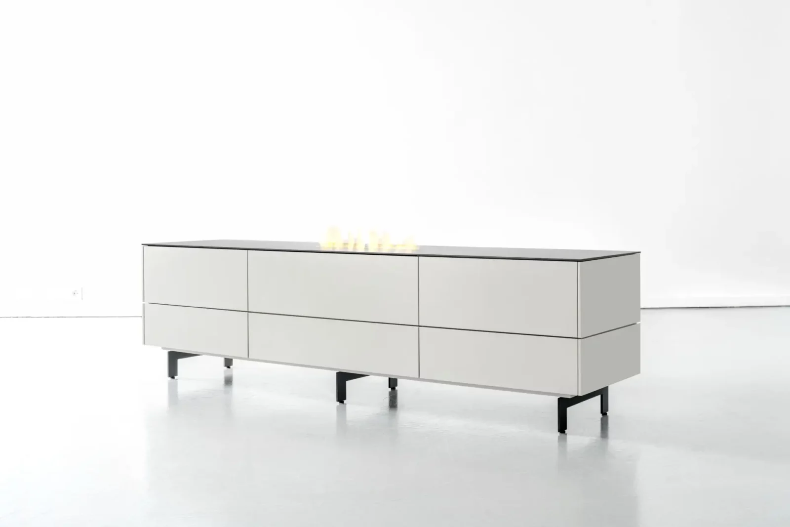 Sideboard Nubo 093, weiß, mit sechs Schubladen und schwarzen Beinen.