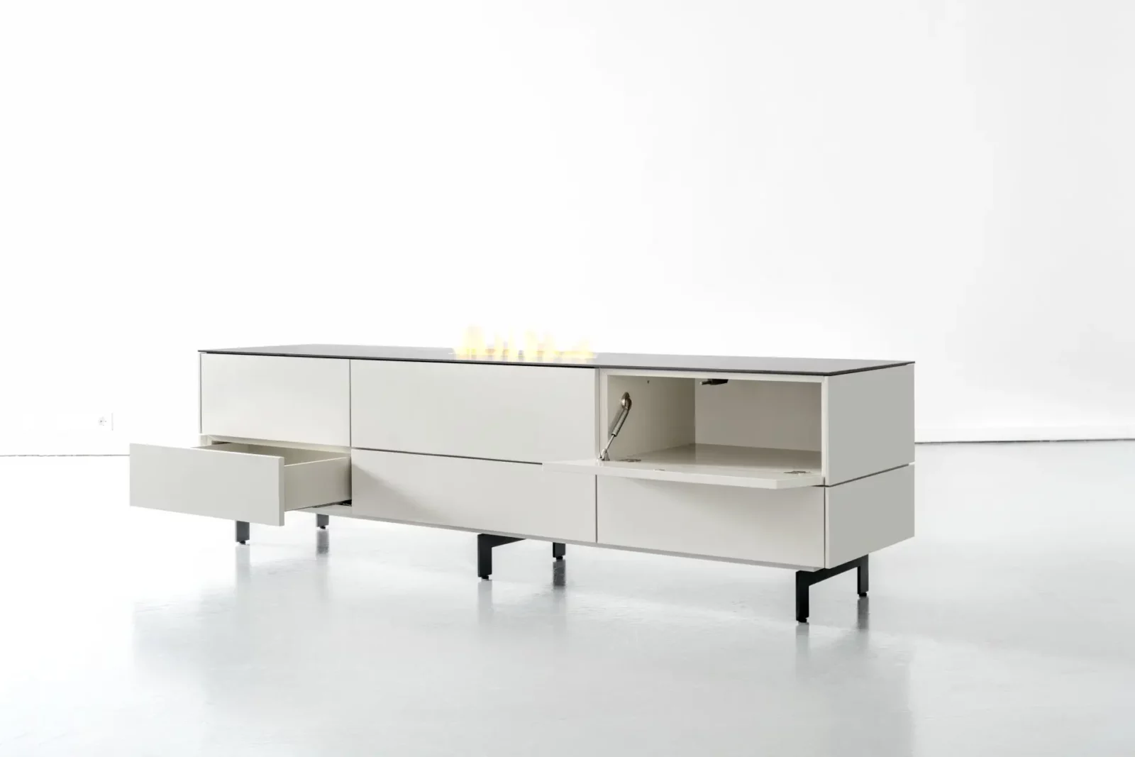Sideboard Nubo 095 in weiß mit schwarzen Beinen und offenen Fächern.