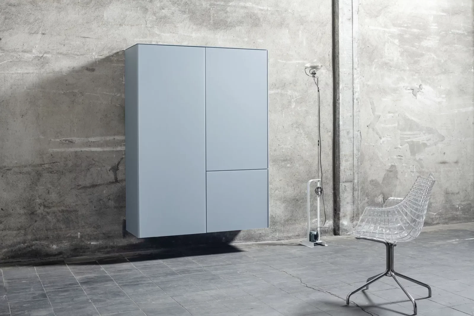 Nubo 100 Hängeschrank in hellblauer Ausführung, minimalistisches Design.