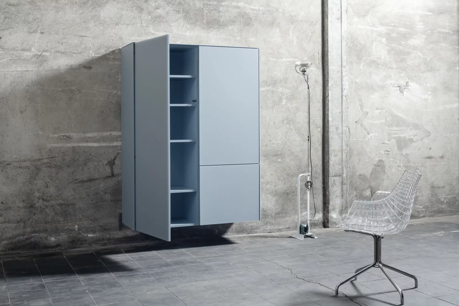 Nubo 101 Wandschrank in hellblauem Finish mit offenen Regalfächern.