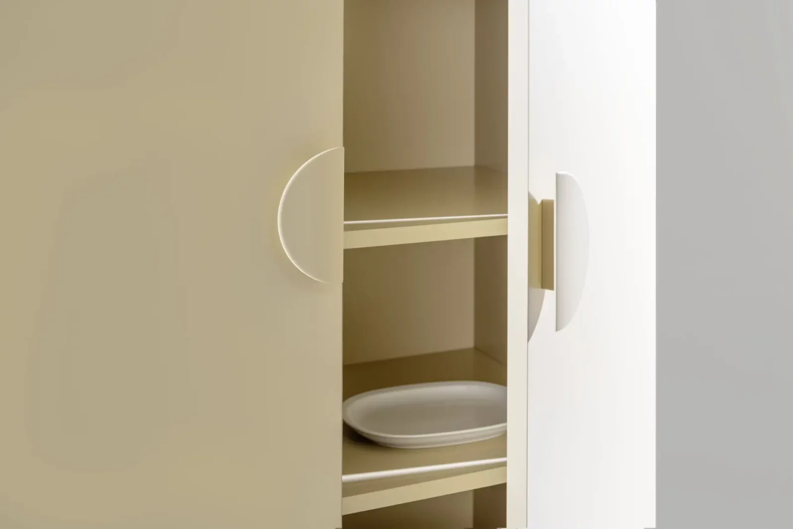 Schrank Nubo 104 in Beige und Weiß mit offenen Regalfächern.