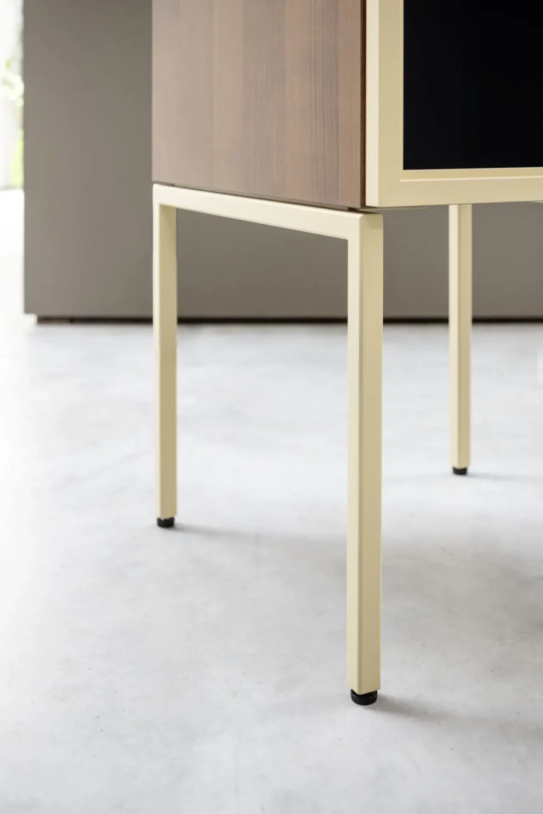 Sideboard Nubo 107 mit cremefarbenem Metallgestell und Holzfront.