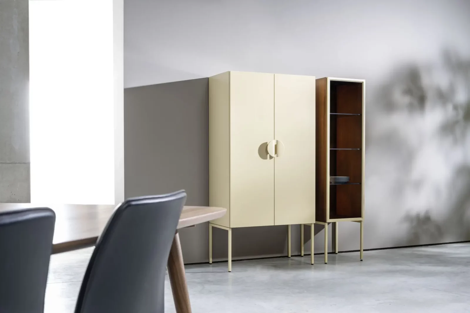 Nubo 108 Schrank in Creme mit Holzregal und Metallbeinen.