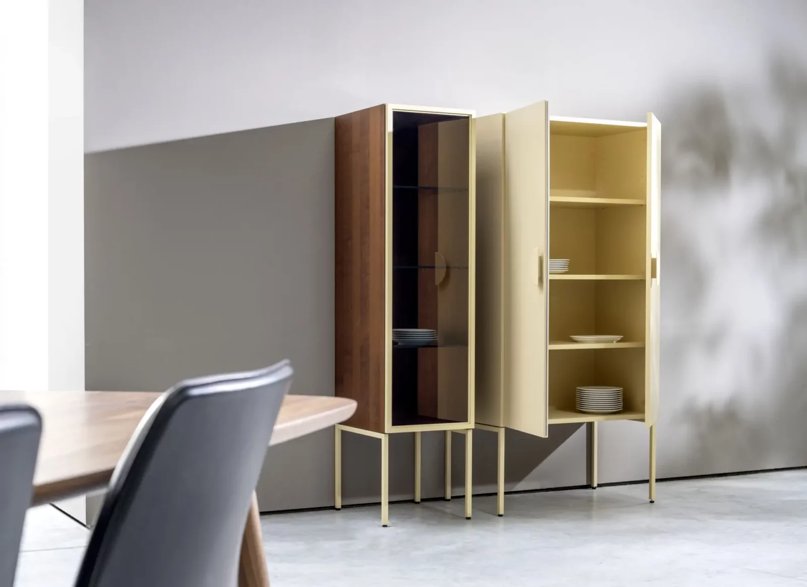 Nubo 110 Vitrine, gelb und braun, mit Glastüren und Metallrahmen.