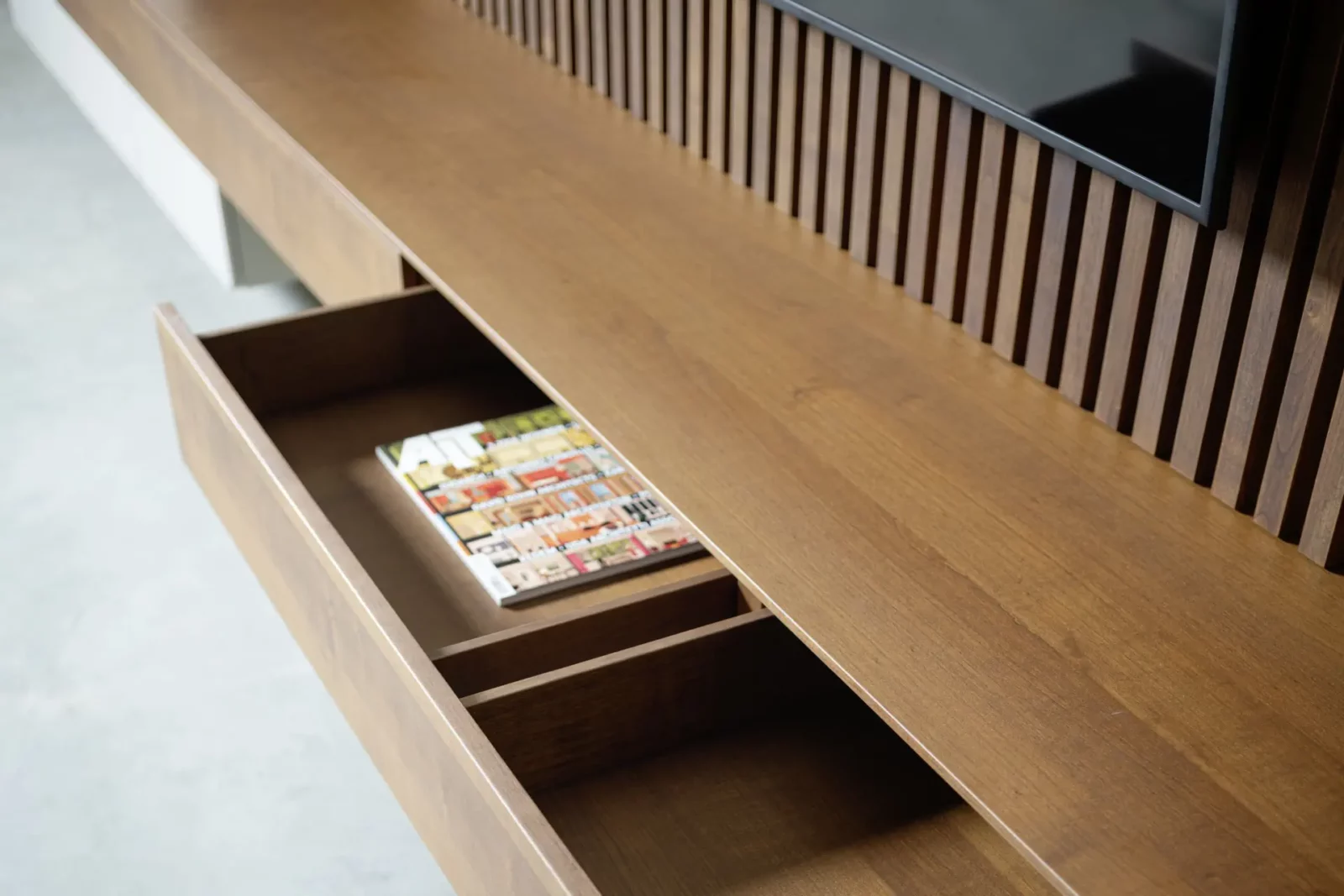 Nubo 112 Sideboard aus Holz mit Schublade und vertikalen Lamellen.