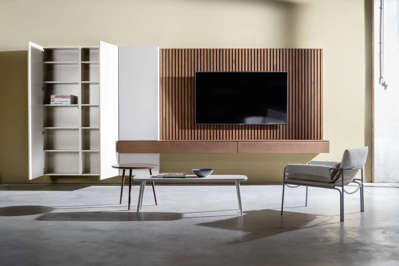 Nubo 114 Wohnwand mit Holzpaneelen und integriertem Fernseher.