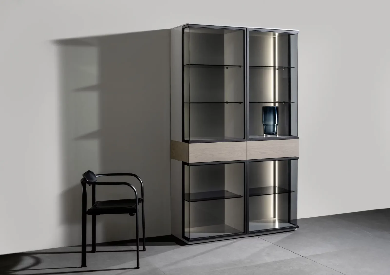 Vitrine Nubo 119 mit Glasfronten, Holzdetails und integrierter Beleuchtung.