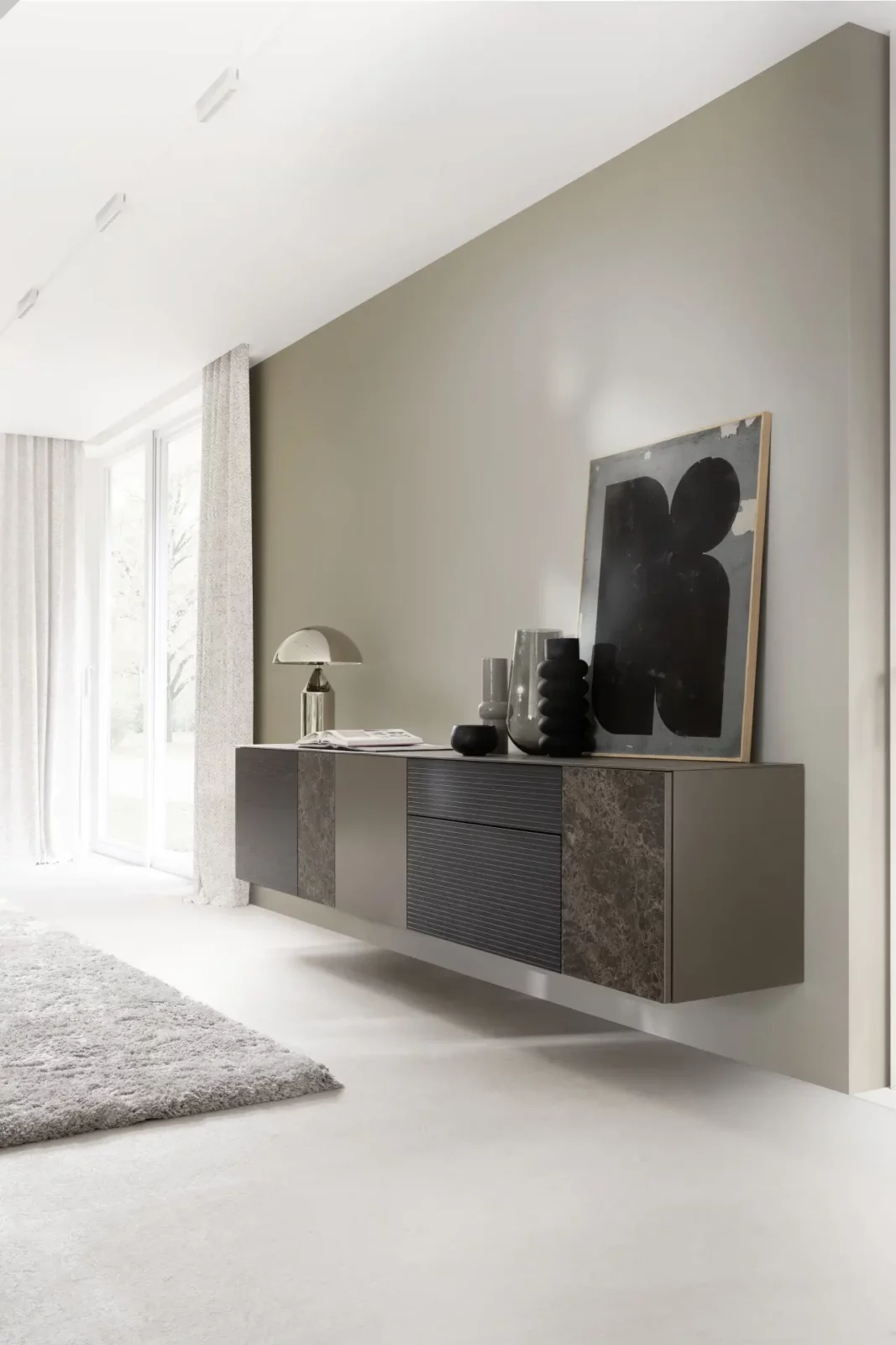Hängendes Sideboard Nubo 127 in Grau mit Marmor- und Holzoptik.