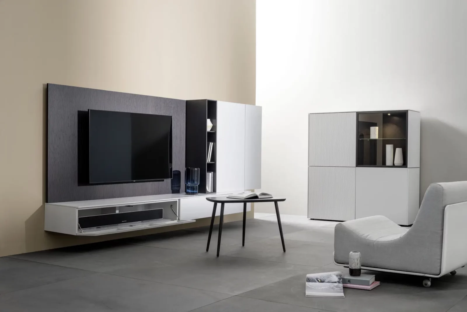 Wohnwand Nubo 129 in Weiß mit integriertem TV und Stauraum.