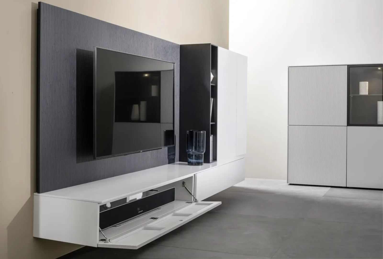 Nubo 131 Wohnwand in Weiß und Schwarz mit integriertem TV-Panel.