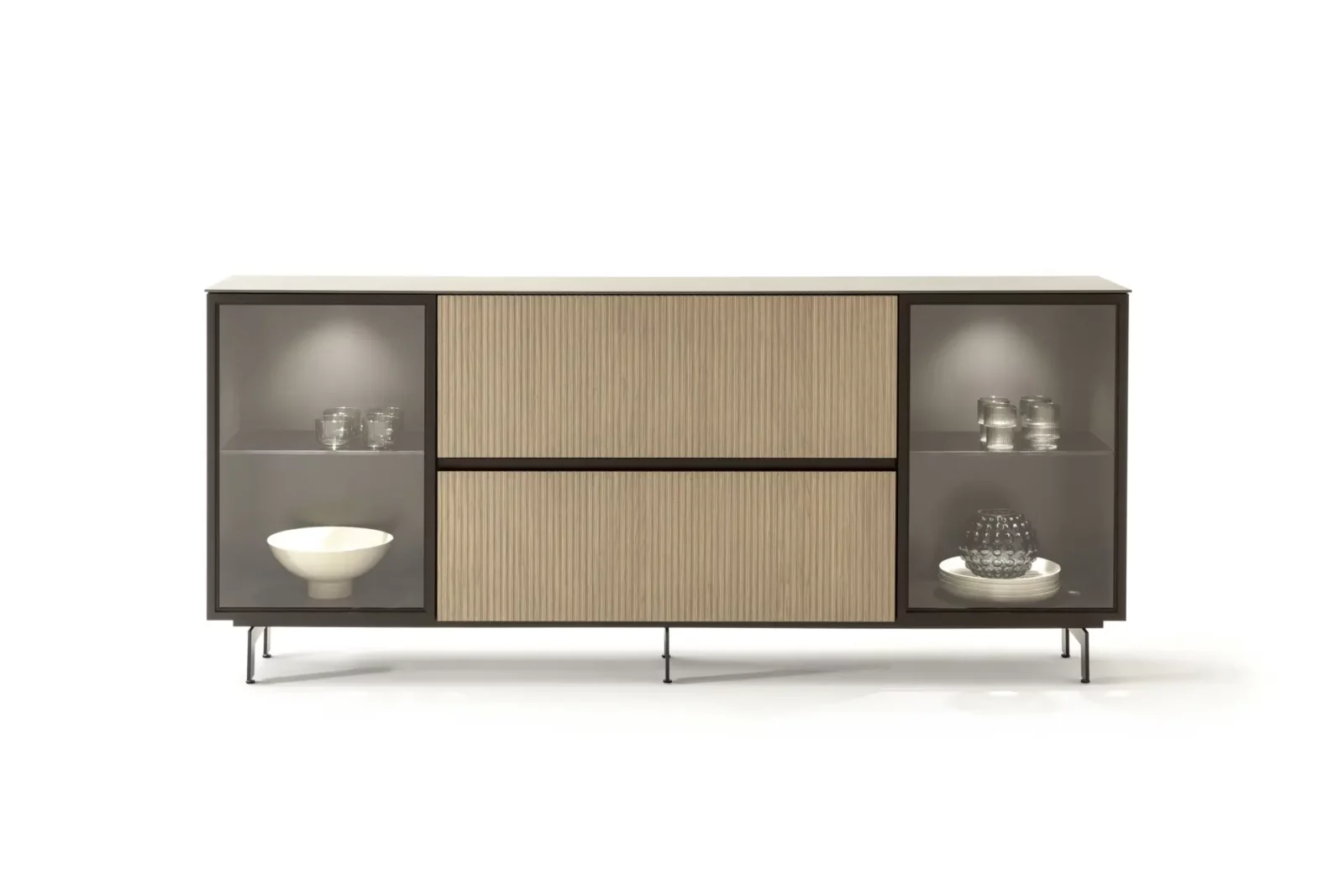 Sideboard Nubo 138 mit Holzfronten und Glaseinsätzen in dunklem Rahmen.
