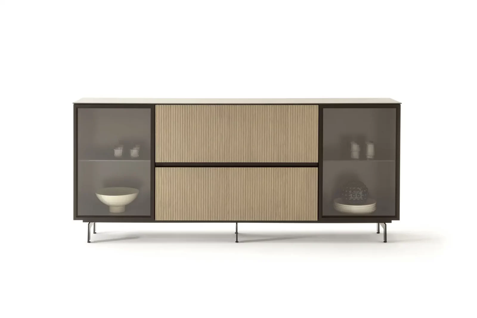 Sideboard Nubo 139 mit Holzfronten und Glasvitrinen in dunklem Rahmen.