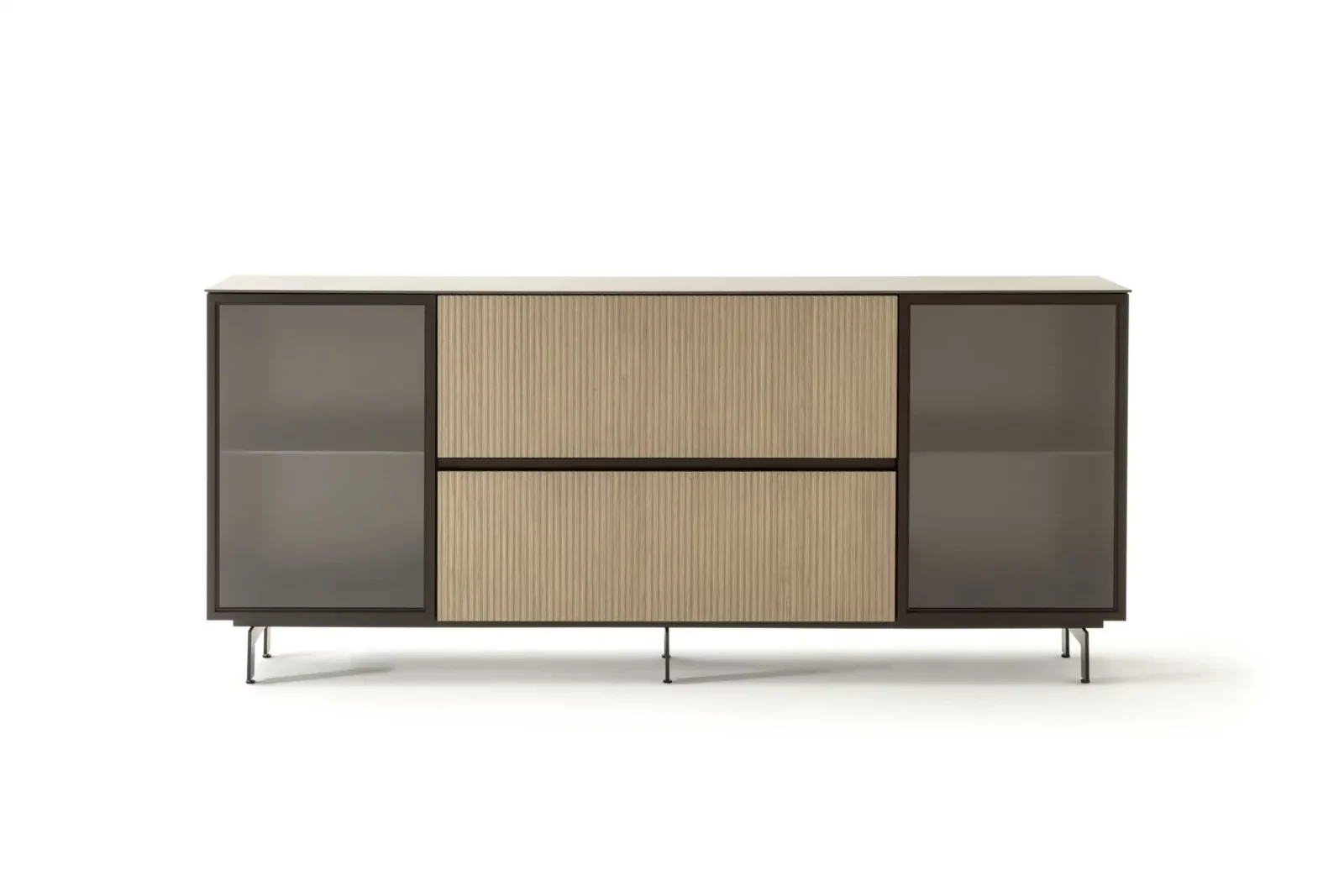 Sideboard Nubo 141 mit Holzfronten und dunklen Glastüren.