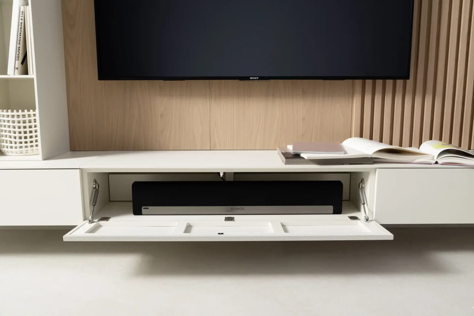 TV-Lowboard Nubo 142 in Weiß mit Klapptür und integriertem Soundsystem.