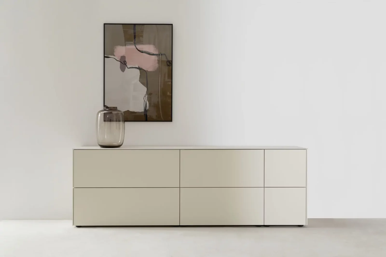 Sideboard Nubo 155, cremefarben, mit sechs Schubladen und glatter Oberfläche.