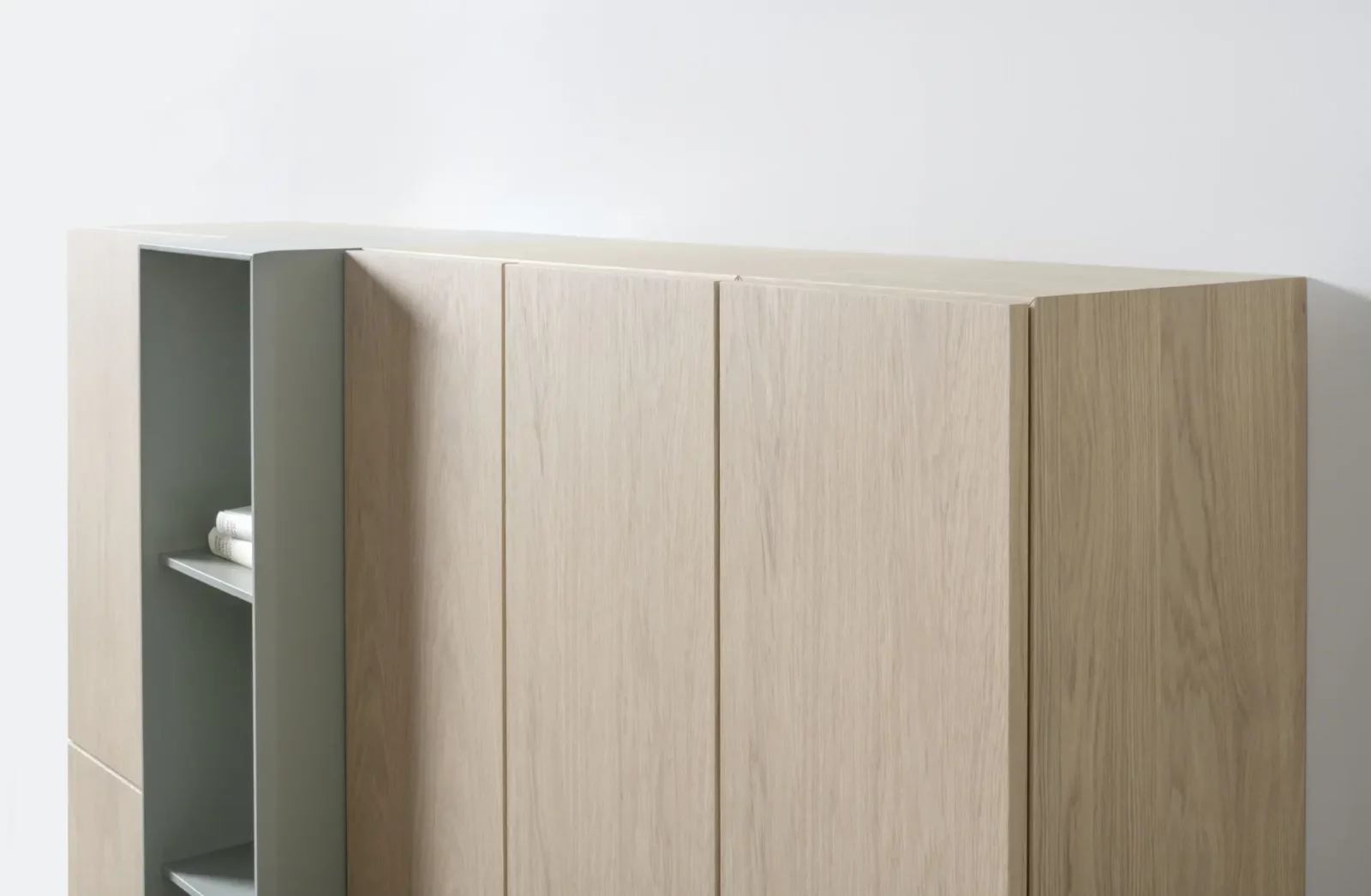 Sideboard Nubo 161 aus hellem Holz mit grauem Regalabschnitt.