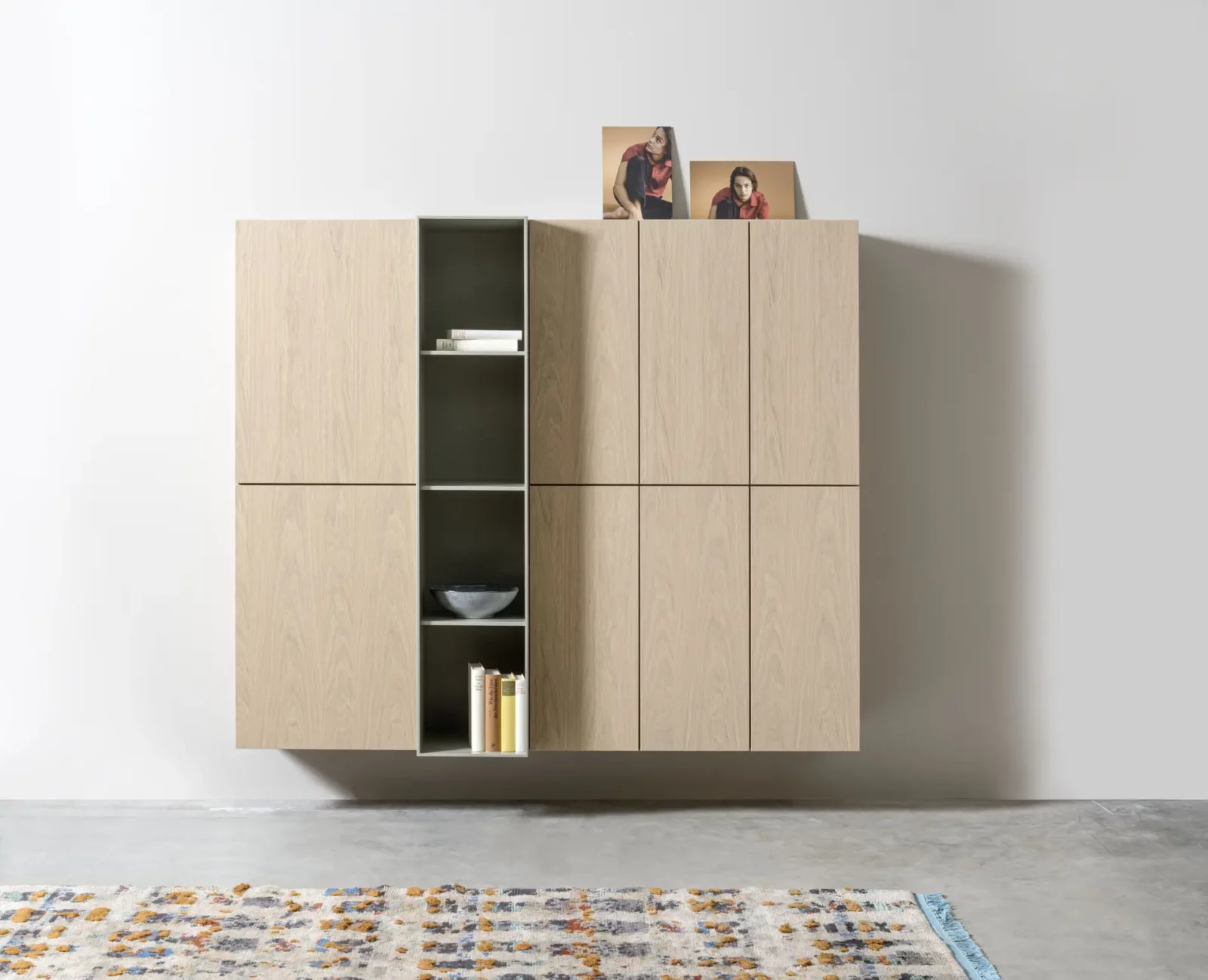 Wandschrank Nubo 162 aus hellem Holz mit offenem Regalteil.
