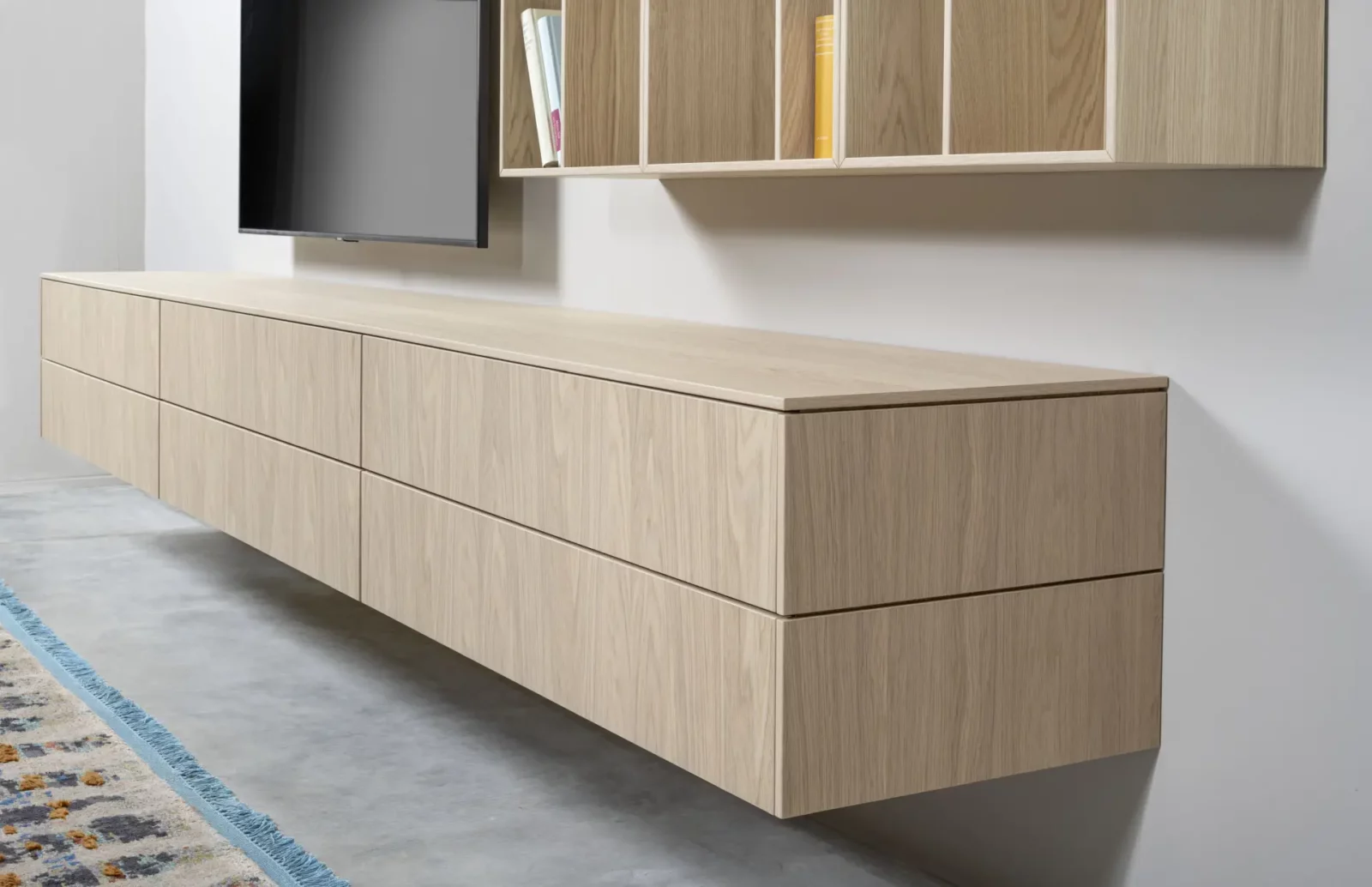 Wandhängendes Sideboard Nubo 164 aus hellem Holz mit klaren Linien.