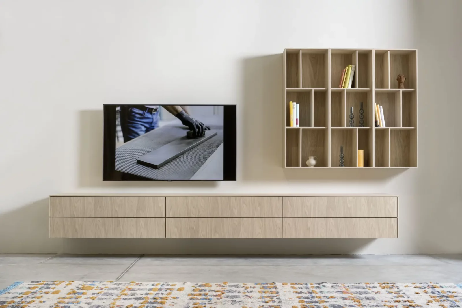 Wandhängendes Sideboard Nubo 167 in hellem Holz mit offenem Regal.