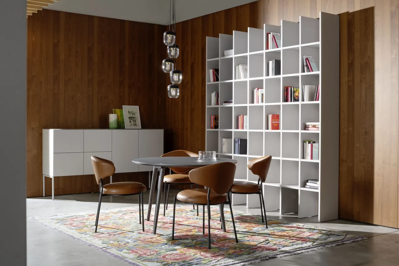 Regalwand Nubo 169 in Weiß mit quadratischen Fächern und Bücheraufbewahrung.