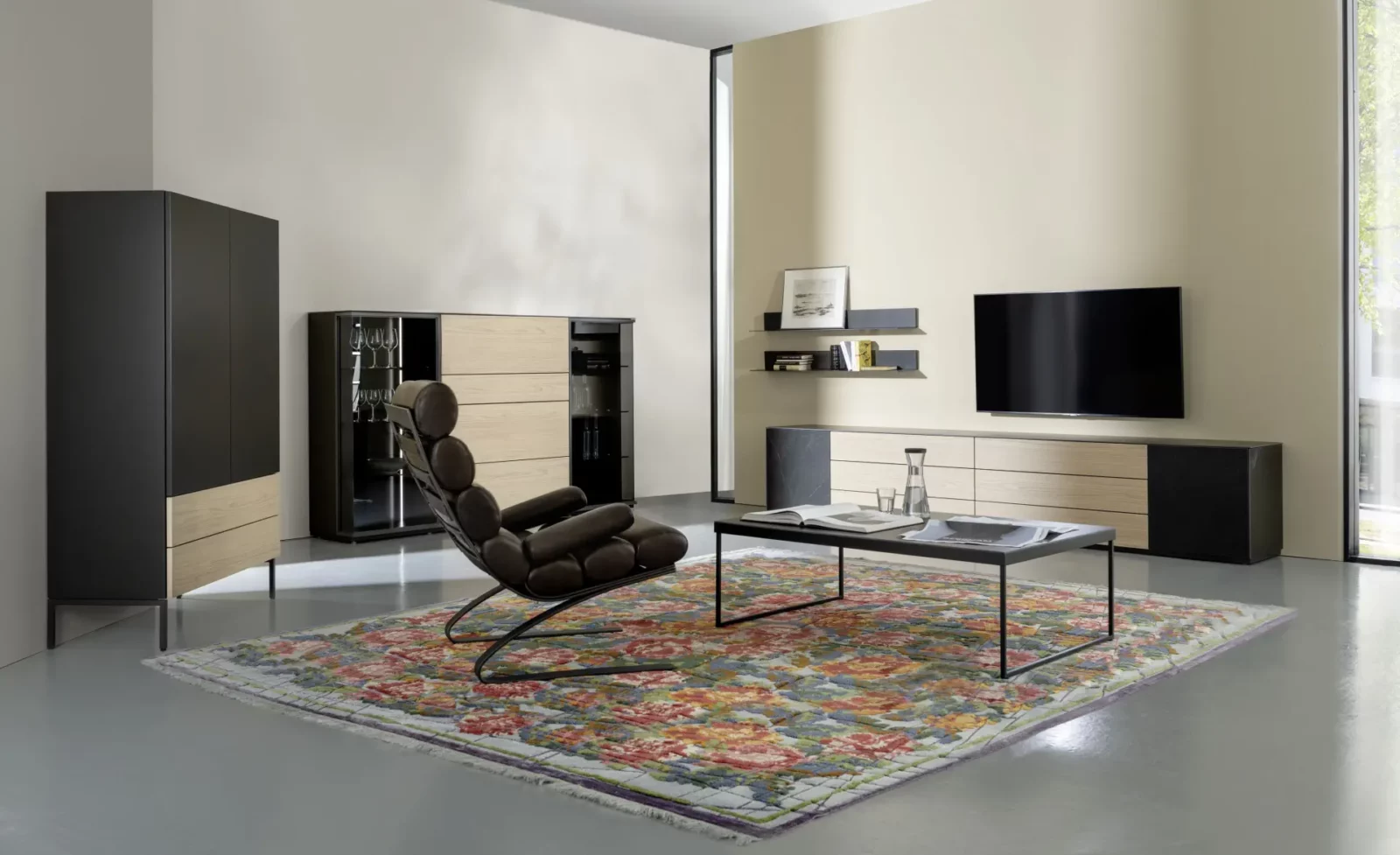 Wohnwand Nubo 170 in Schwarz und Holzoptik mit integrierter Vitrine.