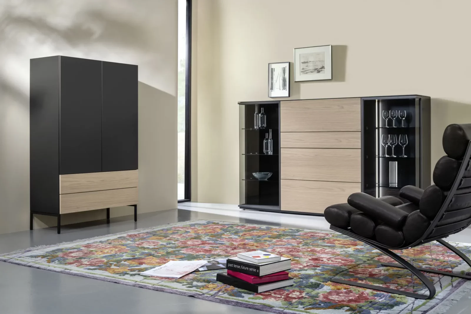 Schrank Nubo 175, schwarz mit Holzdetails, modernes Design, Glasvitrine.