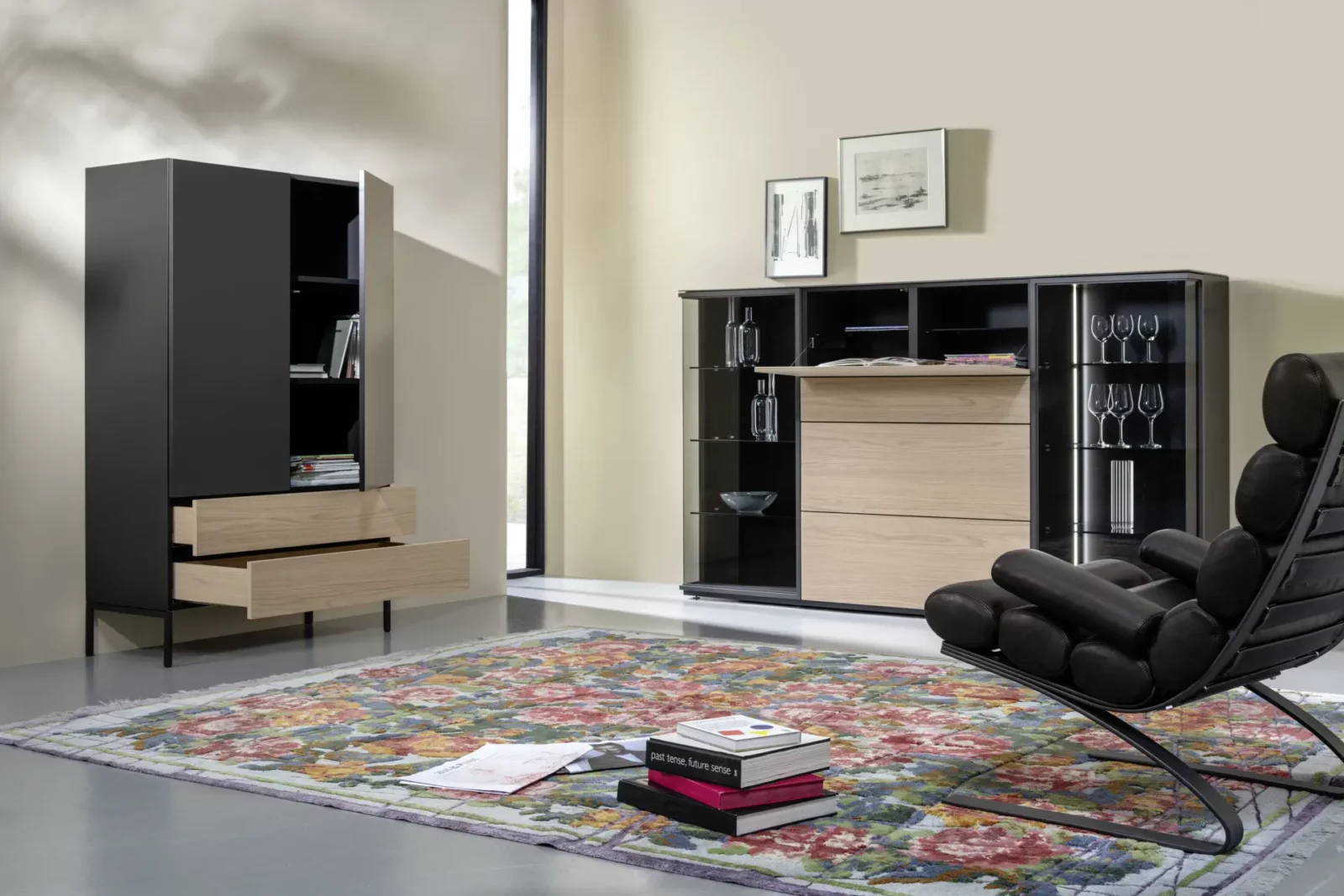 Nubo 176 Schrank in Schwarz und Holzoptik mit offenen Regalfächern.