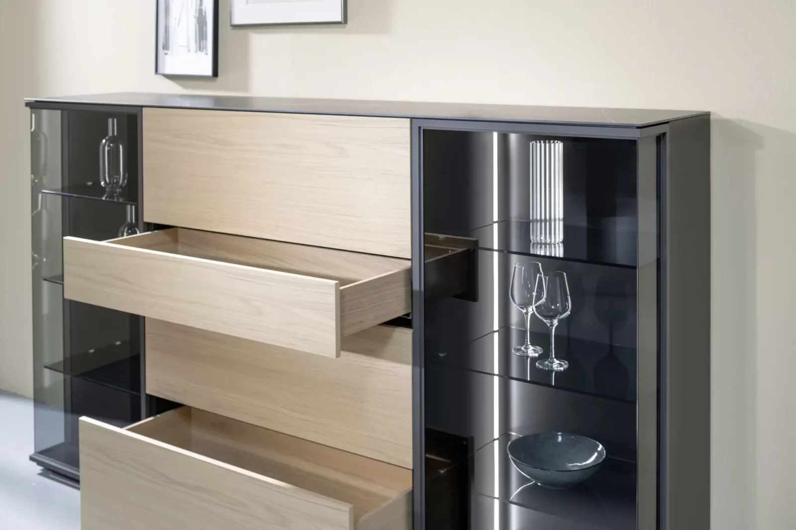 Sideboard Nubo 179, Eichenholz mit Glaselementen, offene Schubladen, modernes Design.