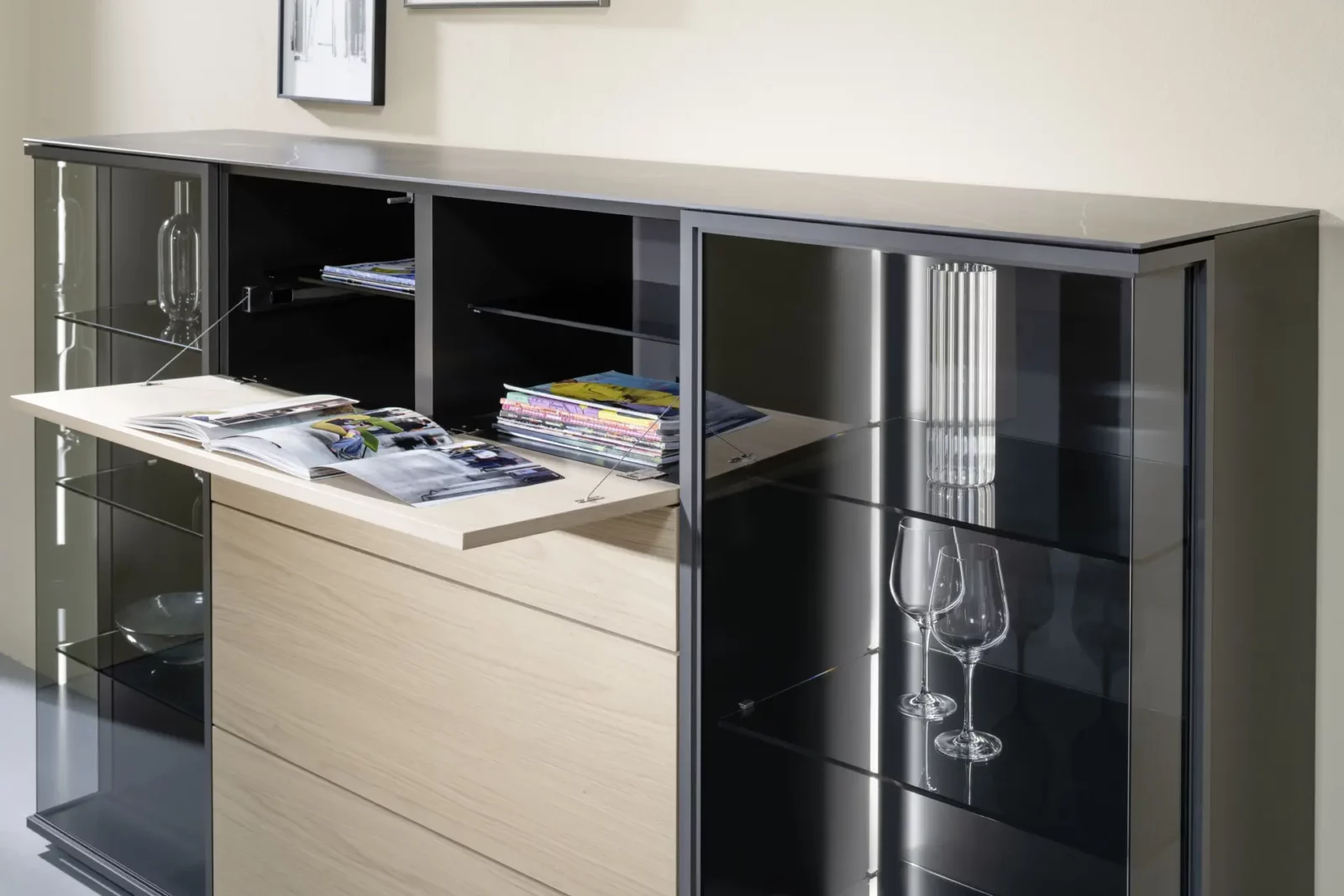 Sideboard Nubo 180 mit Glasfronten, hellem Holz und schwarzem Rahmen.