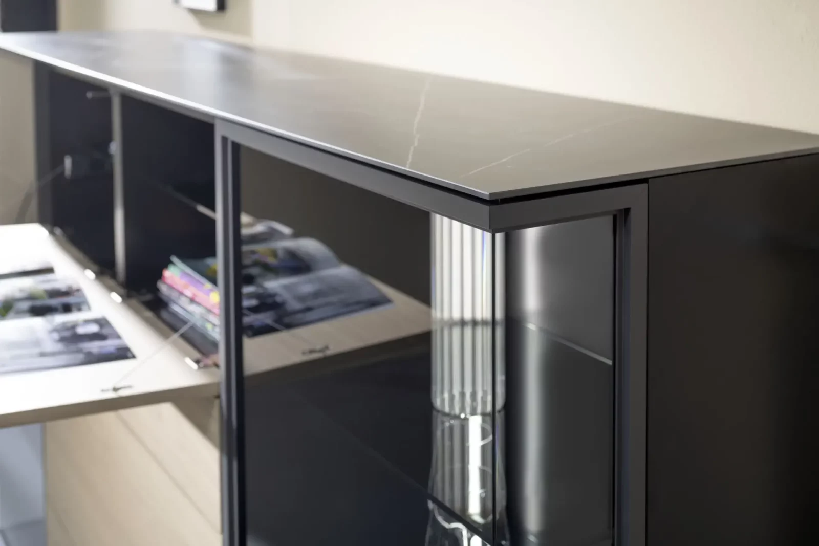 Schrank Nubo 181, schwarz, Glasfront, mit Marmoroptik-Oberfläche.
