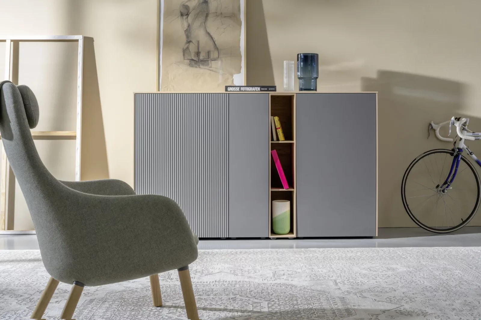 Sideboard Nubo 185, graue Fronten, Holzrahmen, vertikale Rillenstruktur.