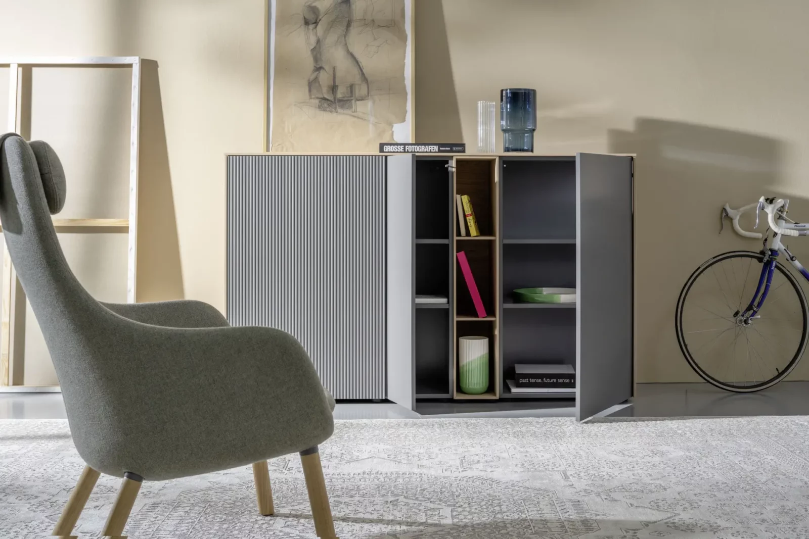 Sideboard Nubo 186 mit grauen Lamellentüren und offenen Regalfächern.