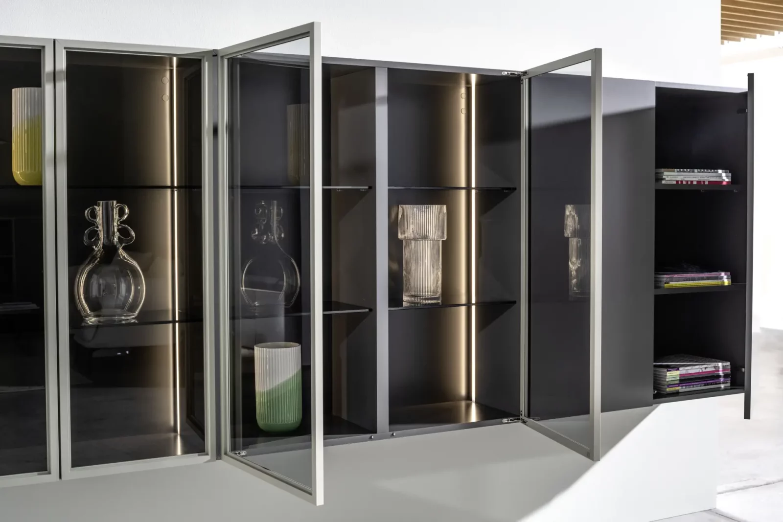 Vitrinenschrank Nubo 187 mit Glasfronten, schwarzem Innenraum und Beleuchtung.
