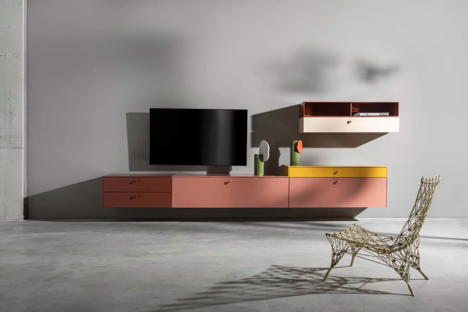 Nubo 197 Sideboard in Rosa und Gelb mit schwebendem Design.