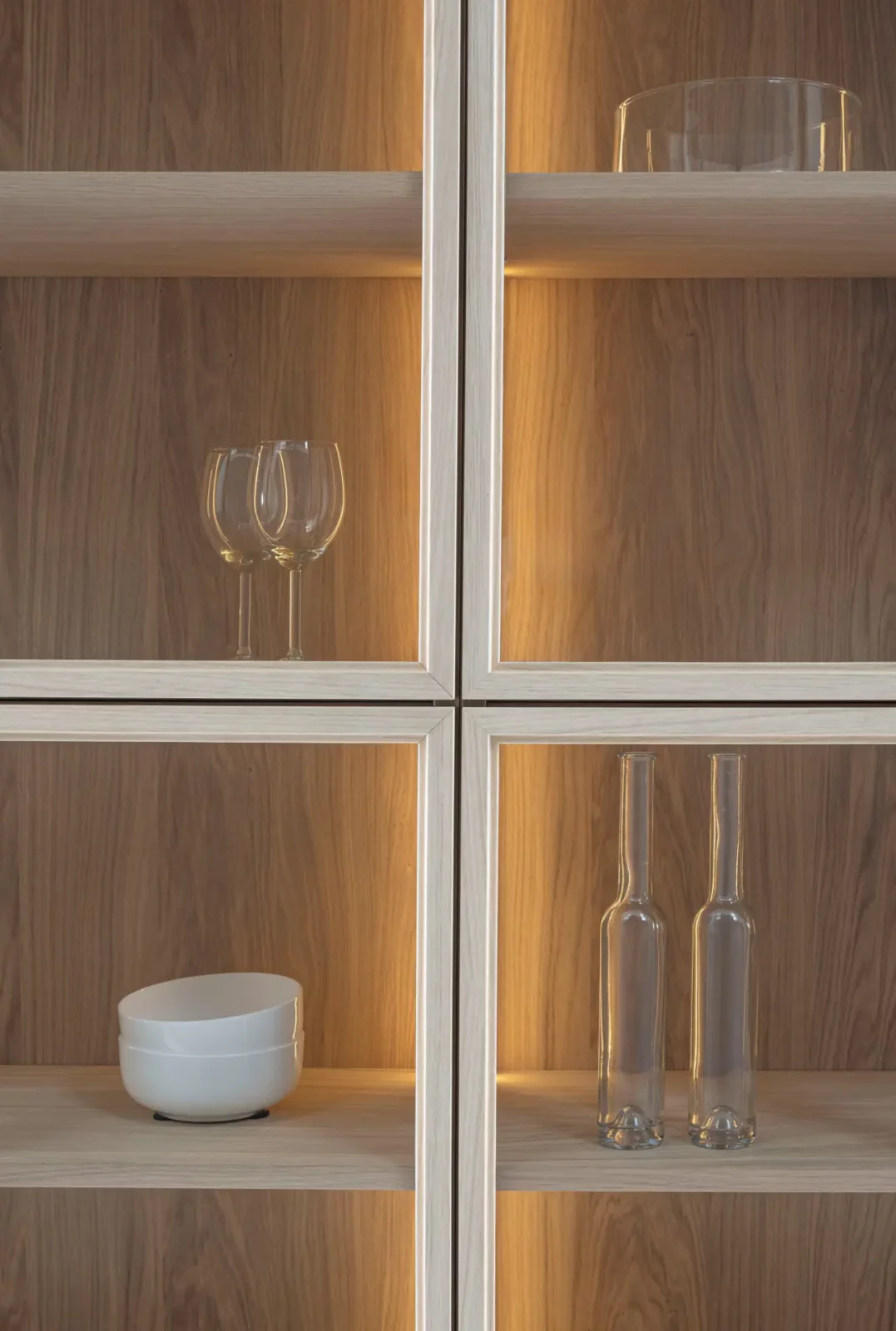 Vitrine Nubo 199 aus Holz mit Glasregalen und integrierter Beleuchtung.