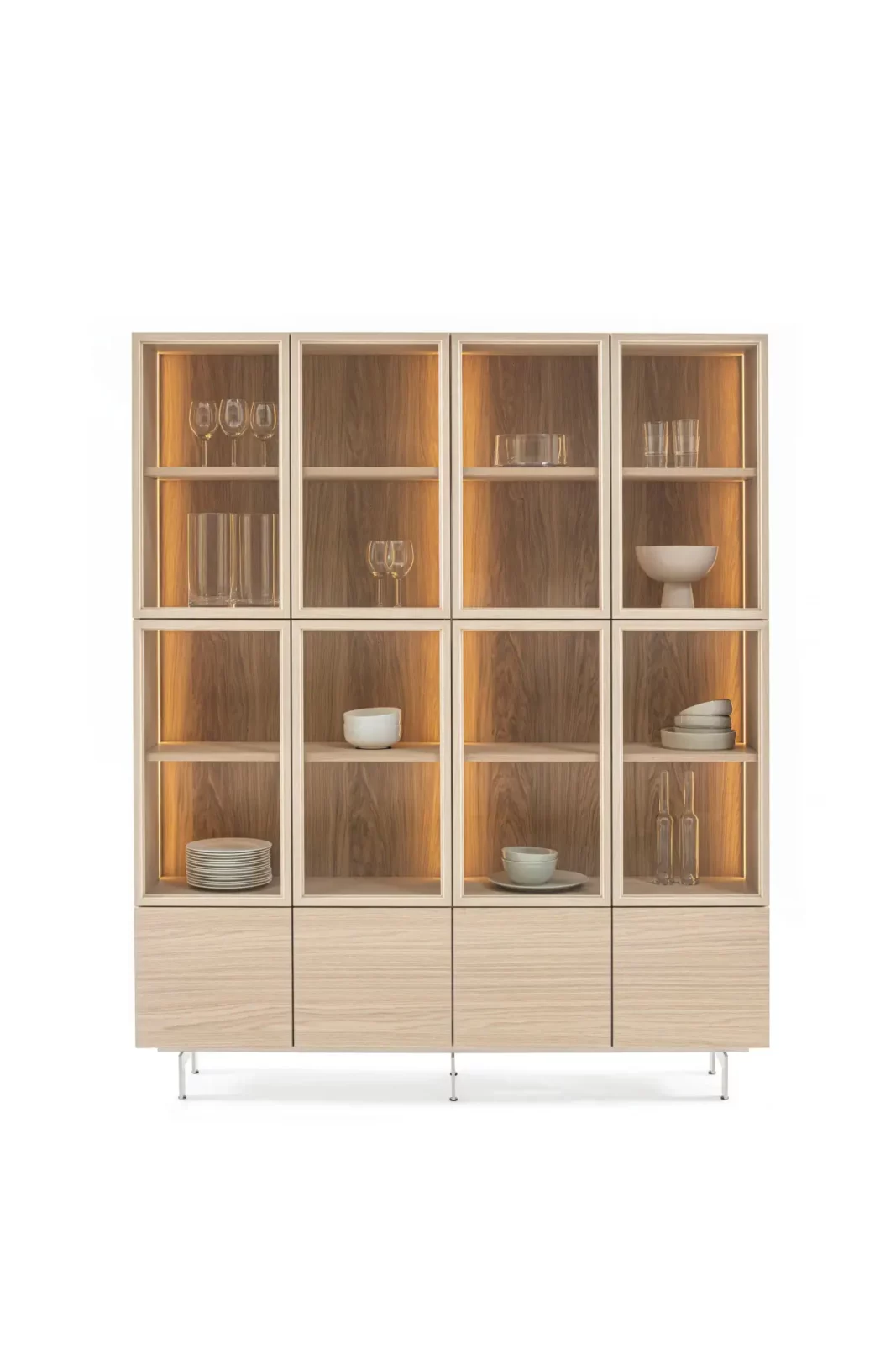Vitrine Nubo 203 aus hellem Holz mit beleuchteten Fächern und Glastüren.