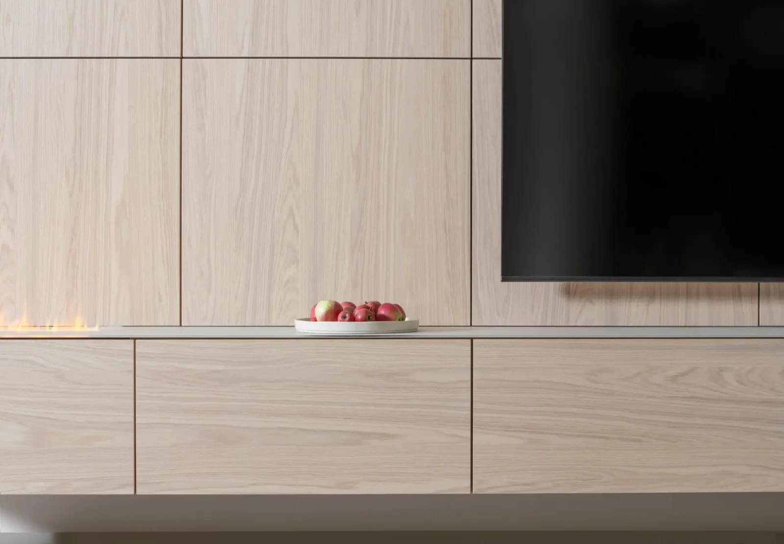 Sideboard Nubo 204 in heller Holzoptik mit glatter Oberfläche.