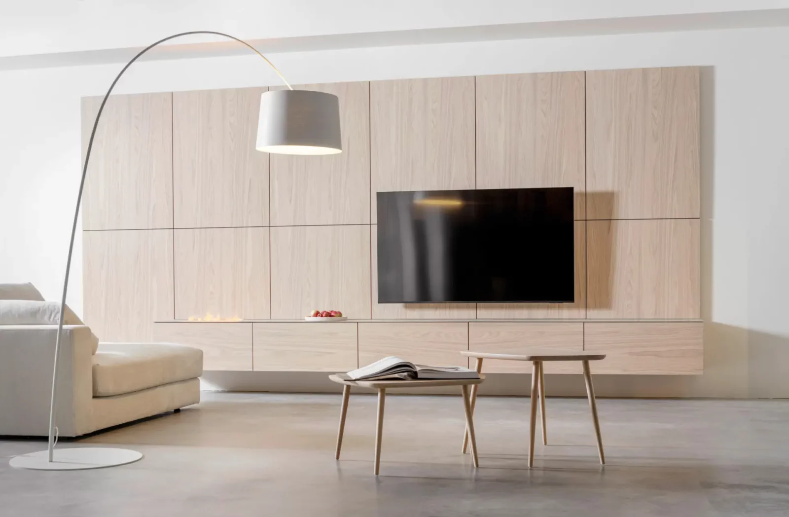 Nubo 206 Wandregal in hellem Holz mit integriertem Fernseher.