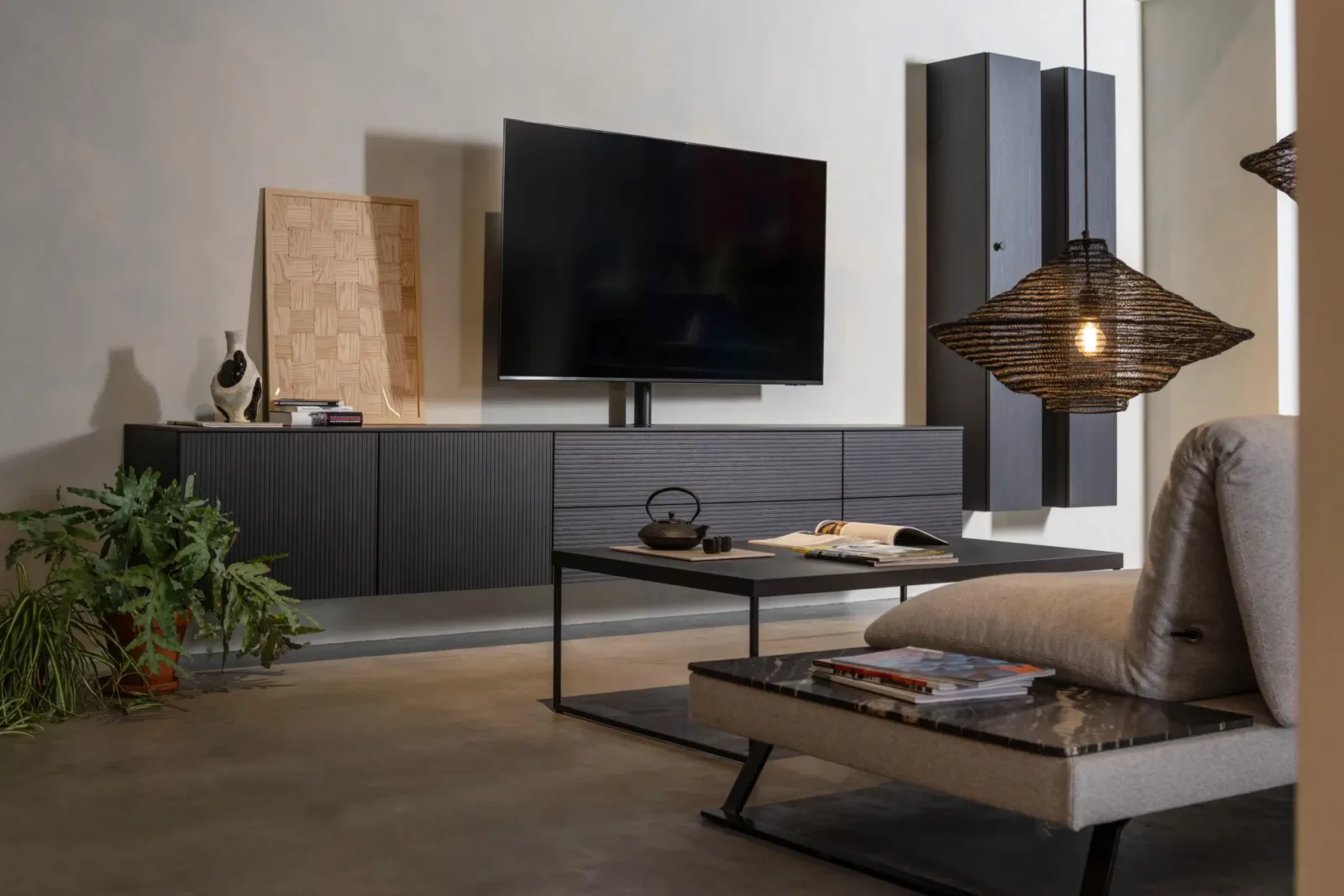Nubo 207 Sideboard in dunklem Holz mit gerillter Front.