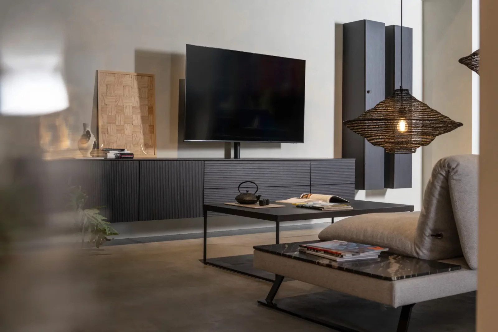 Sideboard Nubo 208, dunkelgrau, mit geriffelter Oberfläche und schwebendem Design.