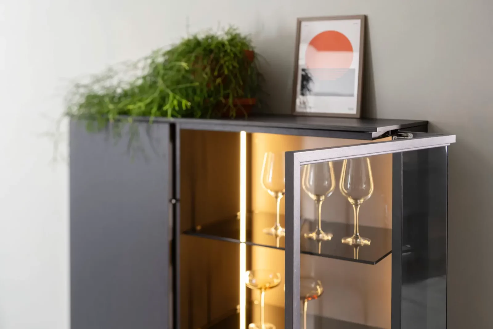 Vitrine Nubo 210, graues Holz, Glastüren, integrierte Beleuchtung, modernes Design.
