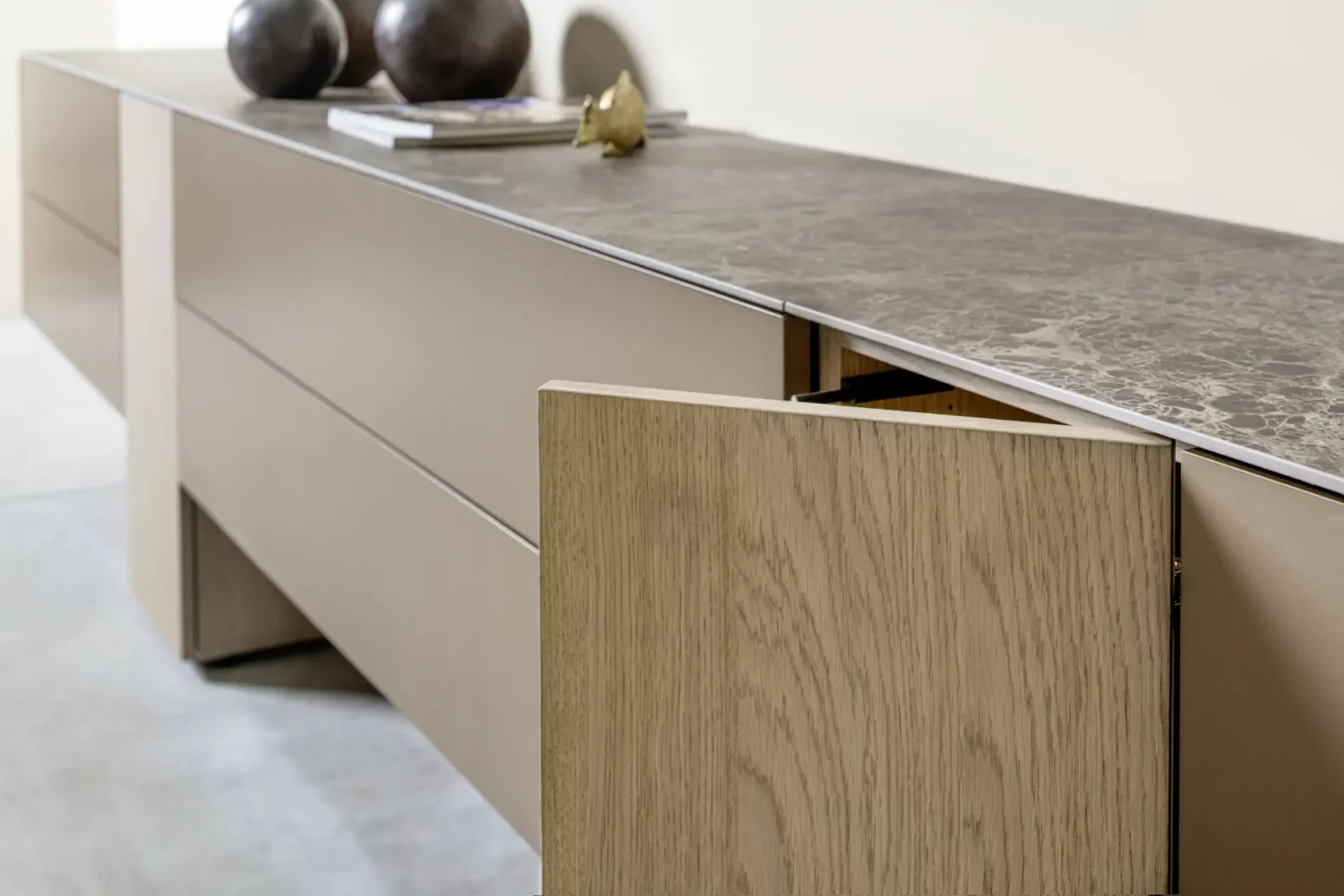 Sideboard Nubo 212 mit Holzfront und Marmoroptik-Oberfläche.