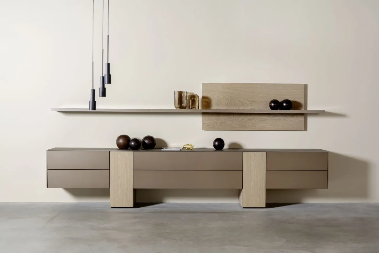 Sideboard Nubo 213 in Beige mit Holzdetails und schwebendem Design.