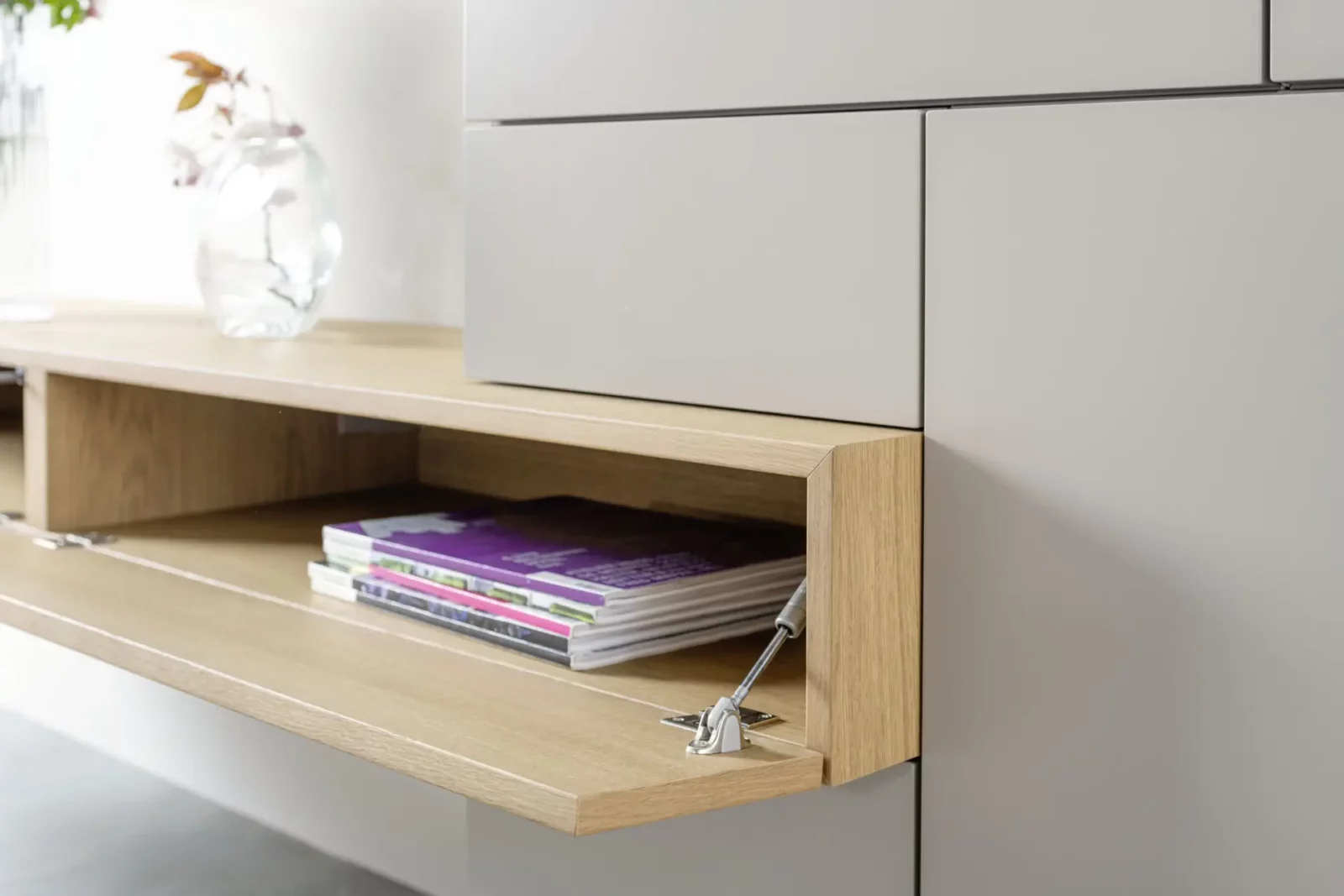 Sideboard Nubo 215 mit Eichenholz-Front und grauen Schubladen.