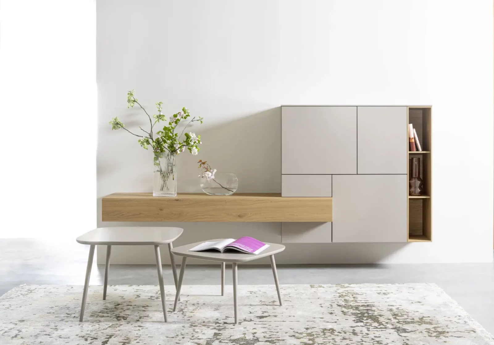 Wandregal Nubo 218, Eiche und graue Fronten, modernes Design.